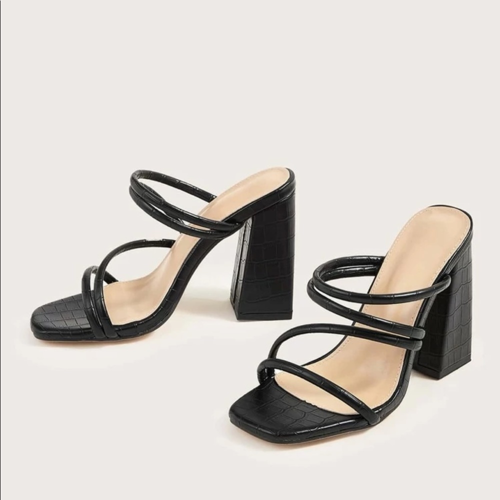 CROC EMBOSSED STRAPPY-CHUNKY HEEL